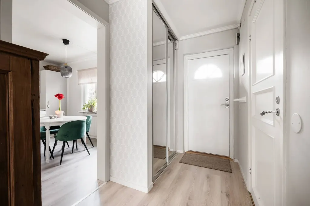 Esik - Corner Flat with Balcony in Lillsjö, Stockholm