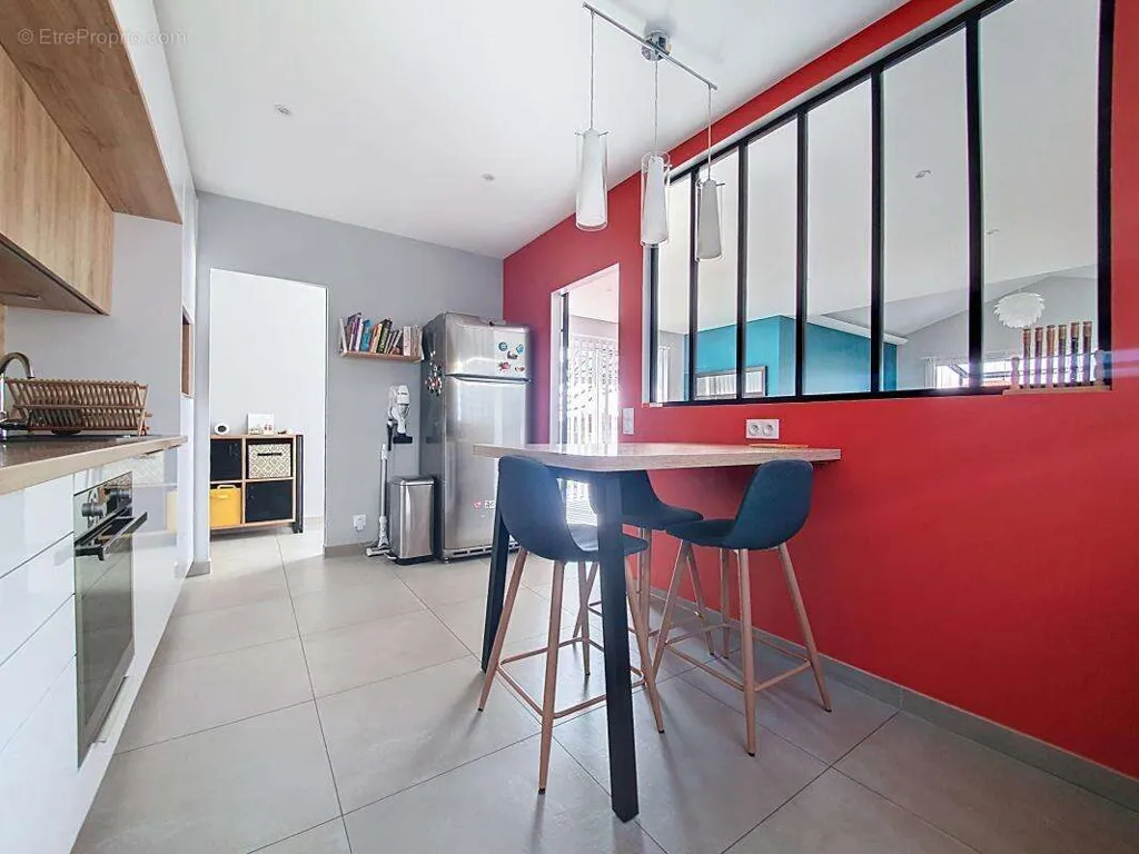Cuisine - Maison contemporaine avec piscine à Mions