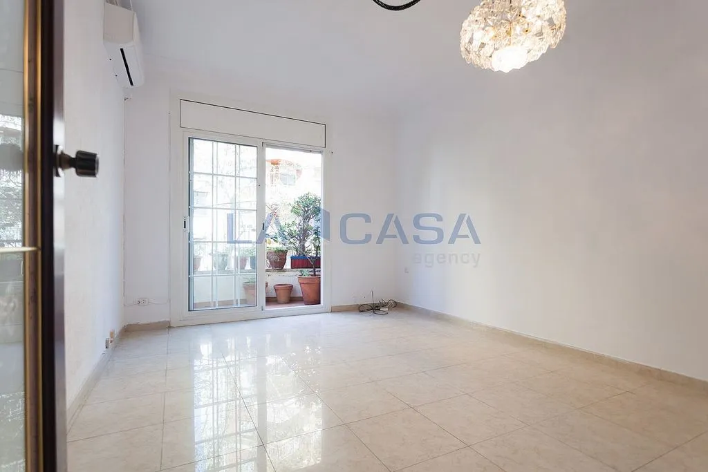 Toad - Flat with Balcony in Camp del Arpa, Barcelona