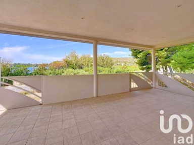 Terrass - Architectural House with Lake View in Istres