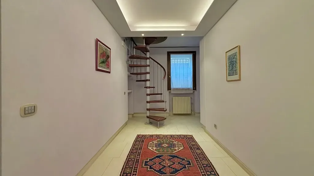 Entrée - Architecturally Unique Ground Floor Apartment in Piacenza