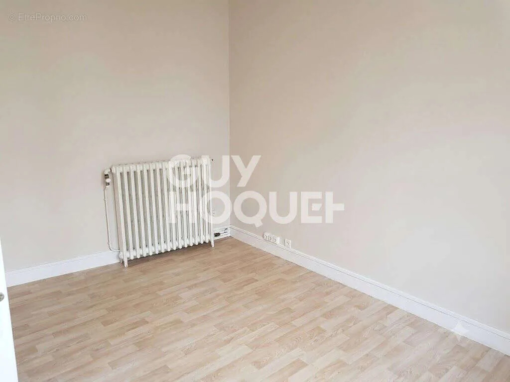 Stanze - Two-Bedroom Apartment in Ivry-La-Bataille Centre