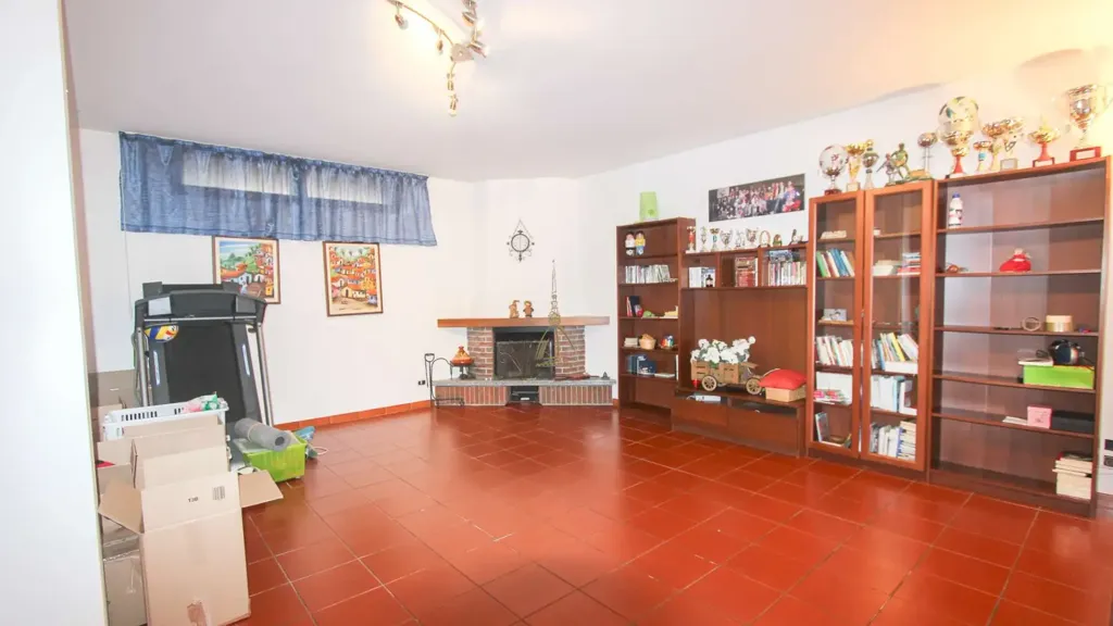 Living Room - Apartment with Private Garden in Moncalieri