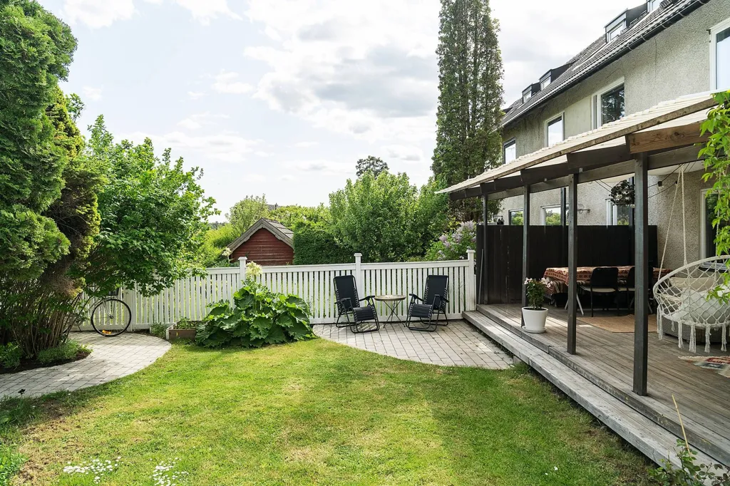Aed - Renovated Terraced House with Corner Plot