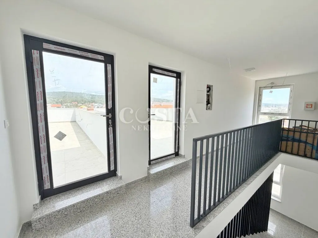 Toad - Penthouse with Sea View in Bibinje