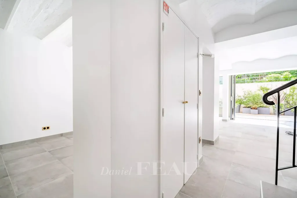 hallway_entrance