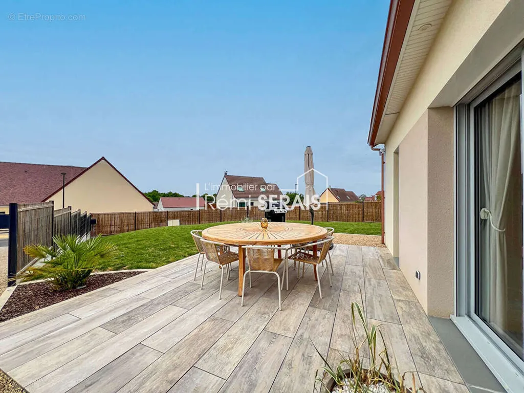 Terrasse - Maison Récemment Construite avec Terrasse à Domfront