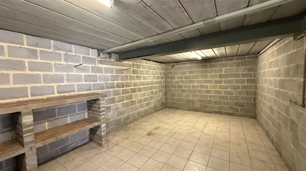 Garage - Villa with Garden and Terrace in Waterloo