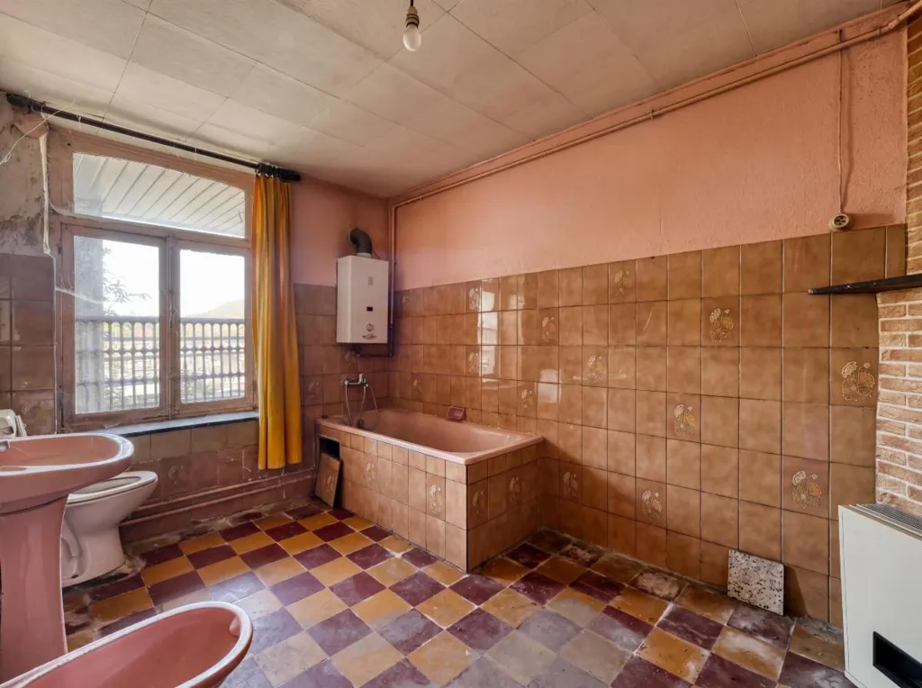 Salles de bain - Maison à Rénover avec Grenier et Cave à Proximité des Commodités