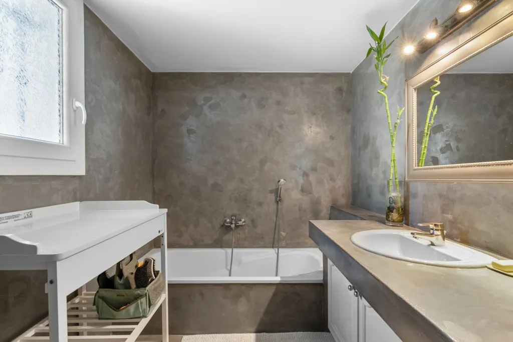Bathrooms - Luxury House with Pool in Aubagne