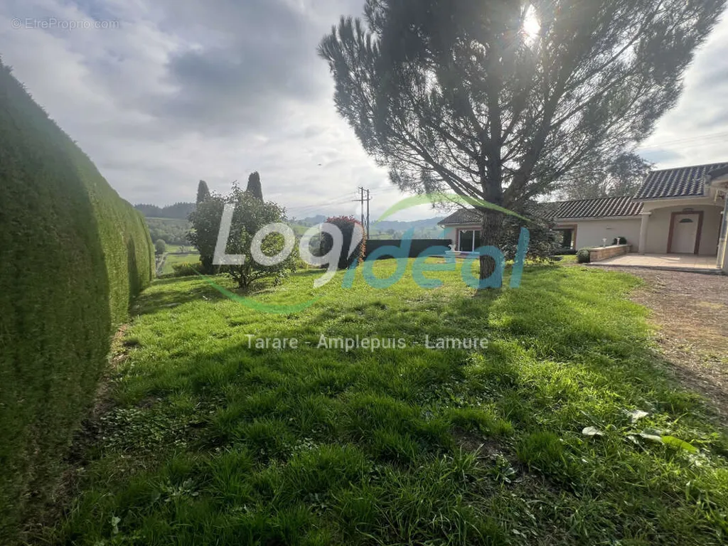 Jardin - Villa avec Piscine Intérieure à Amplepuis