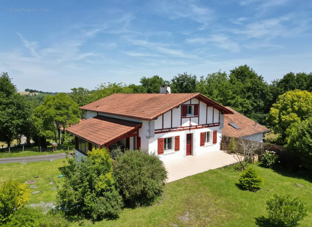 Õhuvaade - Family House with Complete Basement on Hasparren Heights