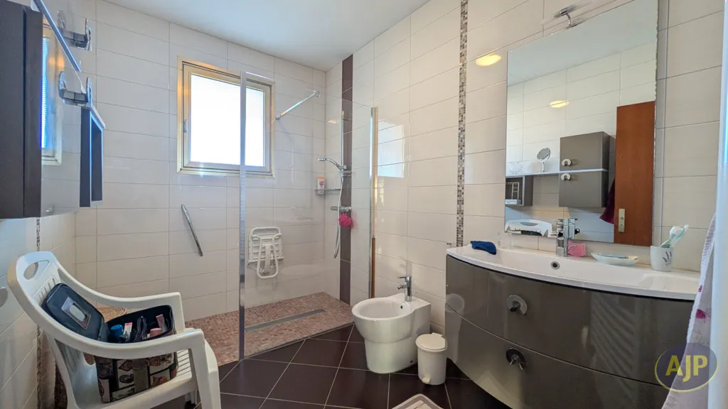Bathrooms - Charming House with Terrace in L'Aiguillon Sur Mer