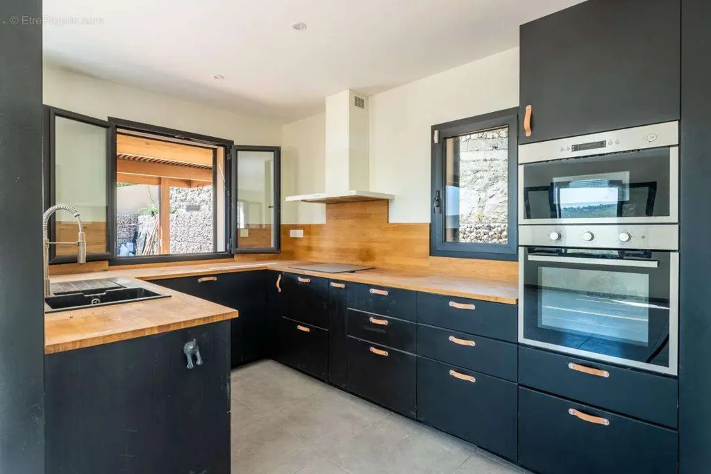 Cuisine - Maison Contemporaine avec Piscine à Marseille