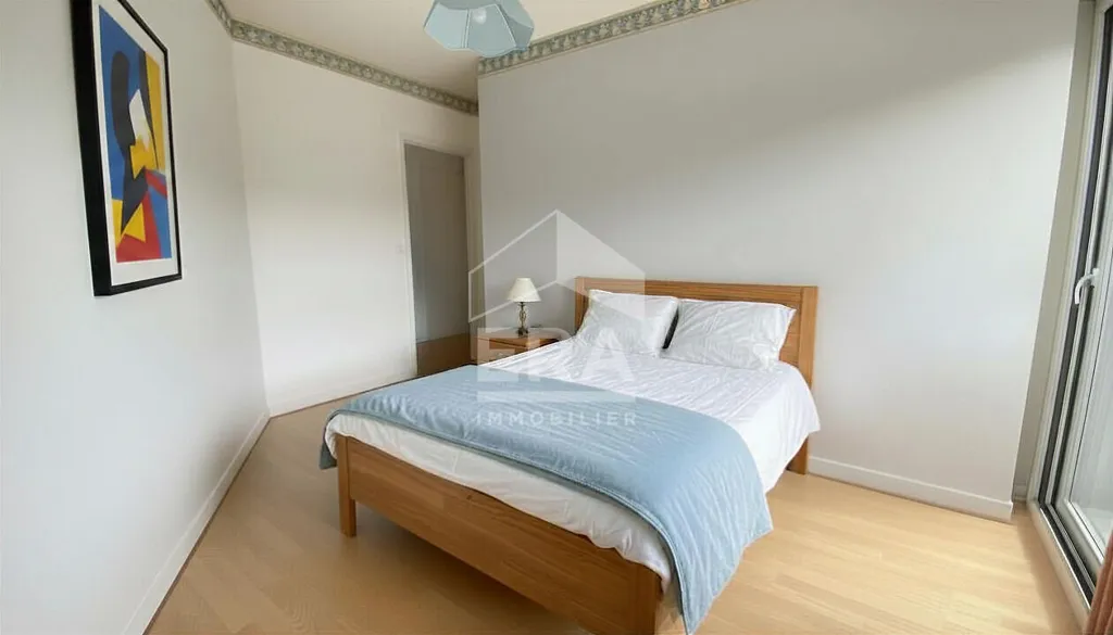 Magamistoad - 3-Bedroom Apartment with Balcony in Orleans