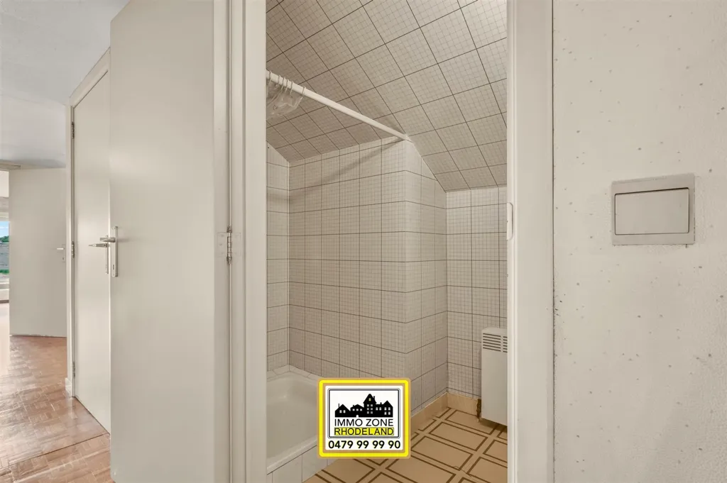 Salles de bain - Bungalow à rénover avec jardin à Zottegem