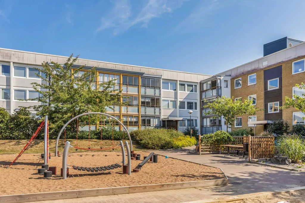 Aed - Two-Bedroom Apartment with Balcony in Södertorp