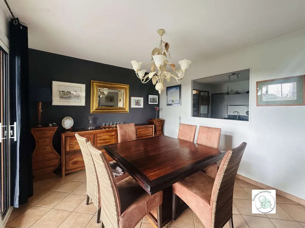 Salle à manger - Maison avec Piscine et Jardin à Pugnac