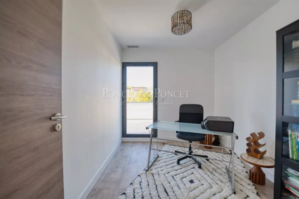 Kabinet - Contemporary Villa with Pool in Quiet Area
