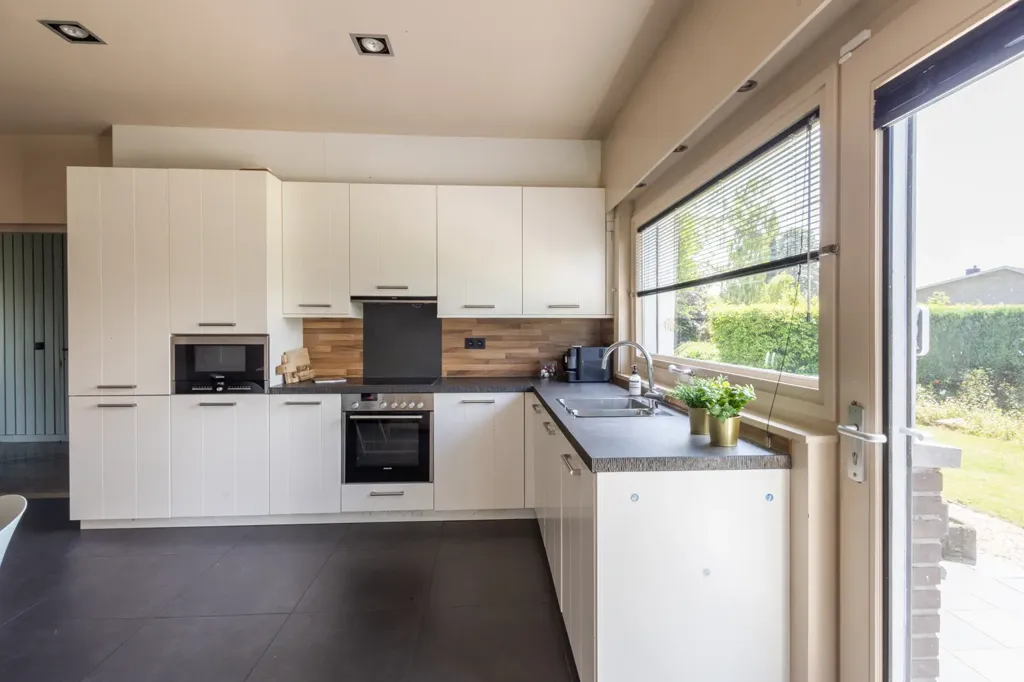Köök - Spacious Detached House with River View in Westdorpe