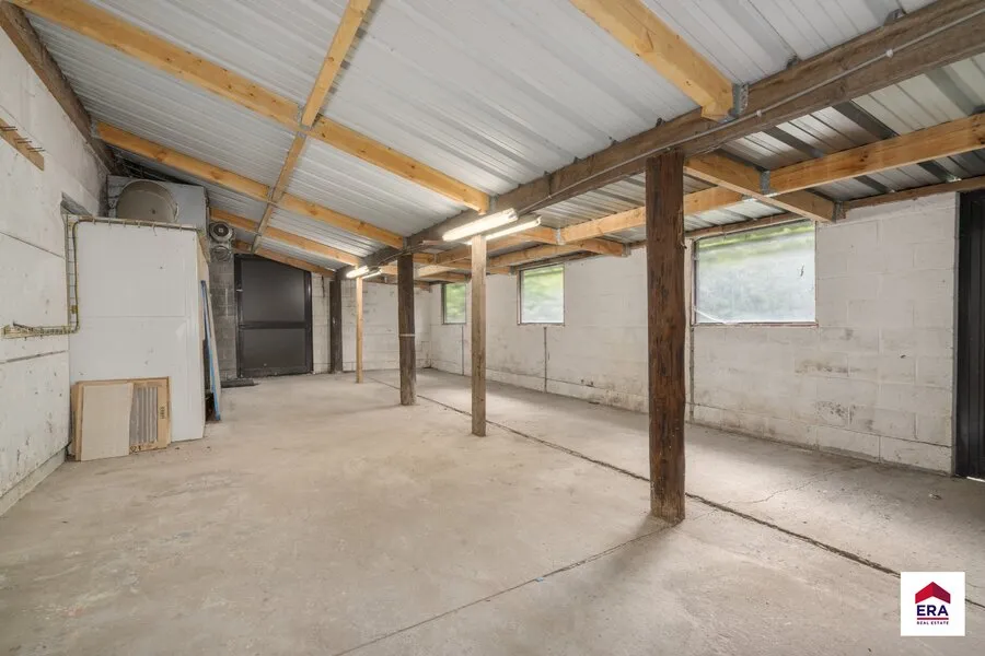 Garage - Appartement avec Atelier de 240 m² et Jardin à Bruxelles