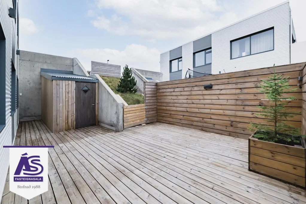 Giardino - Newly Built Duplex with Garden in Skarðshlíð