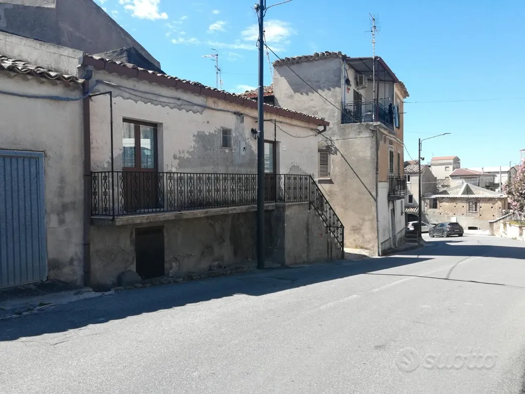 Extérieur - Two-Storey Apartment with Balcony in Central Location
