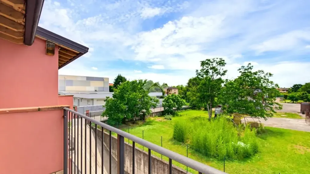 Rõdu - Bright Apartment with Terrace in Mazzano