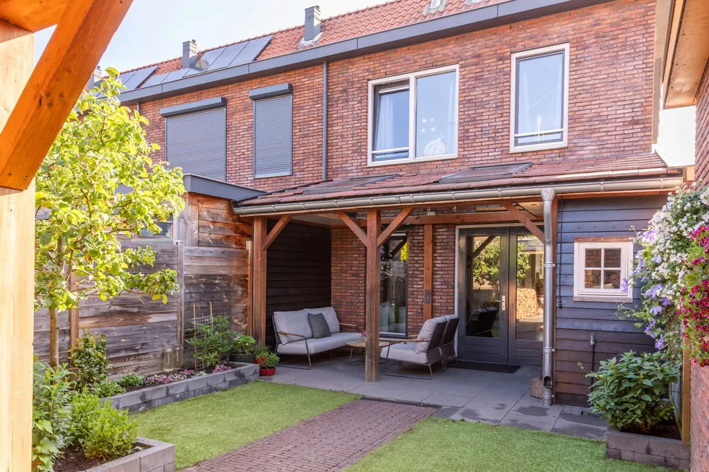 Aed - Semi-Half Corner House with Veranda in Kesteren