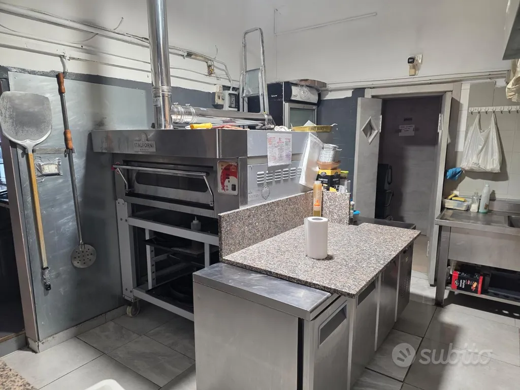 Cuisine - Established Pizzeria with Station Proximity in Bisceglie