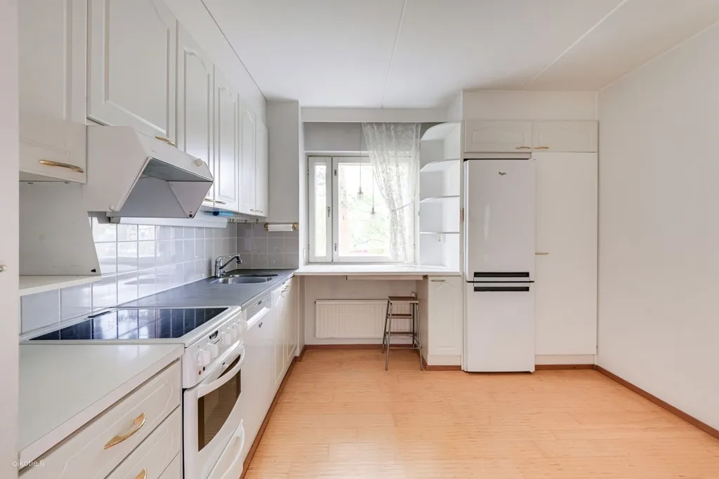 Köök - Apartment with Enclosed Balcony in Myyrmäki