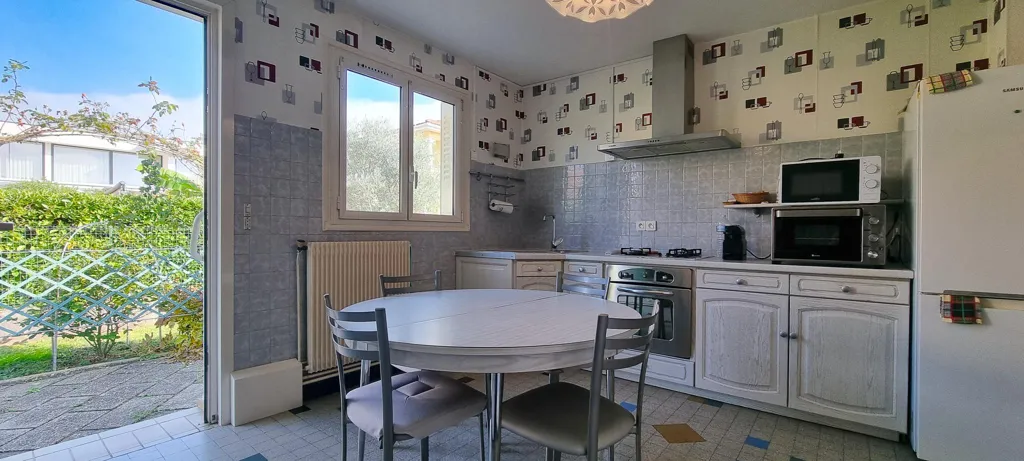 Köök - Ground Floor House with Piscinable Garden in Quiet Area