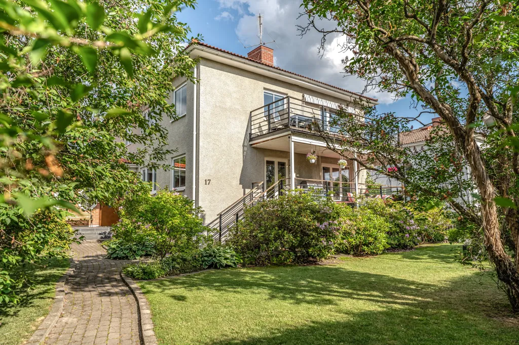 Aed - Representative Villa with Pool in Edsviken, Sollentuna