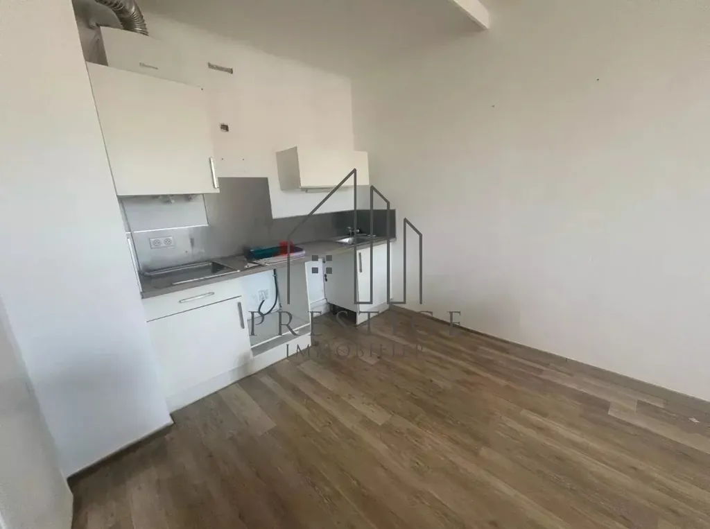 Cucina - City Centre Flat with Lift above Monoprix