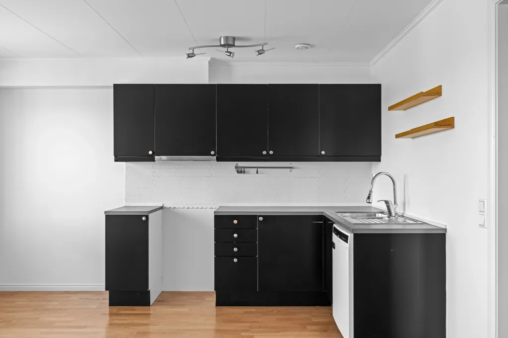 Köök - Well-Maintained 3-Bed Flat with Garage in Family-Friendly Area