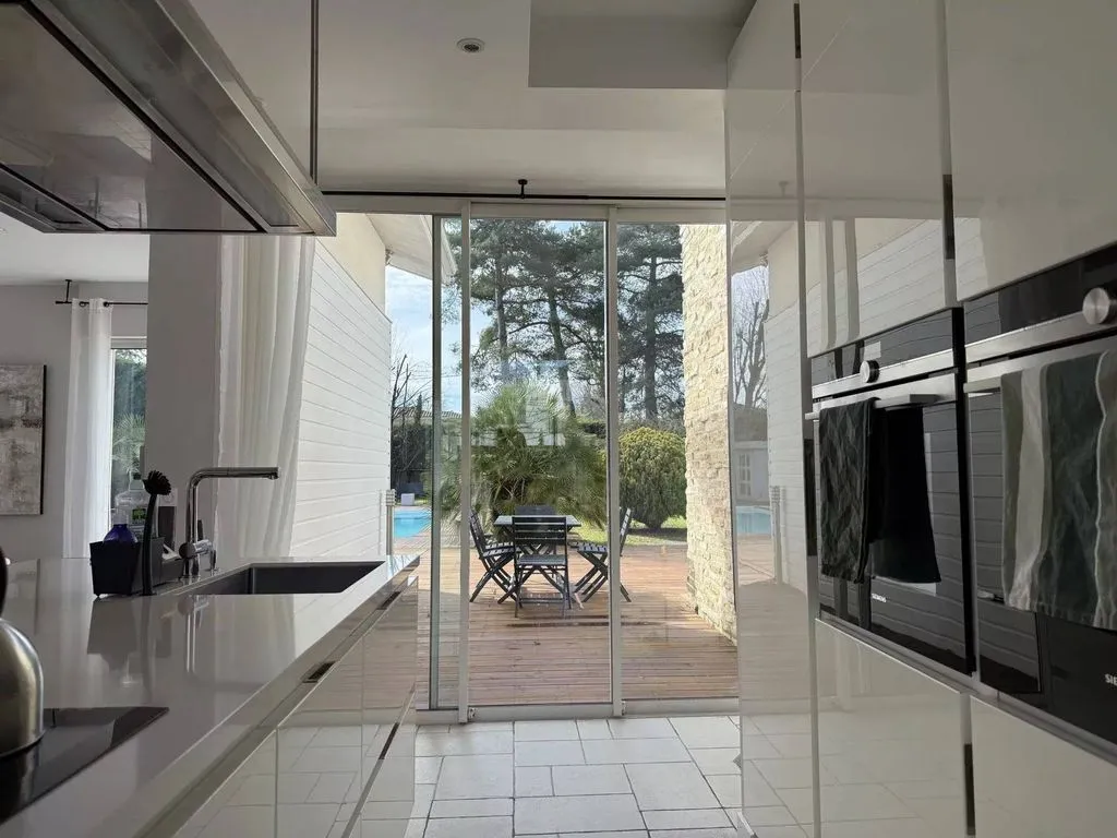 Cuisine - Maison de Luxe avec Piscine à Pessac