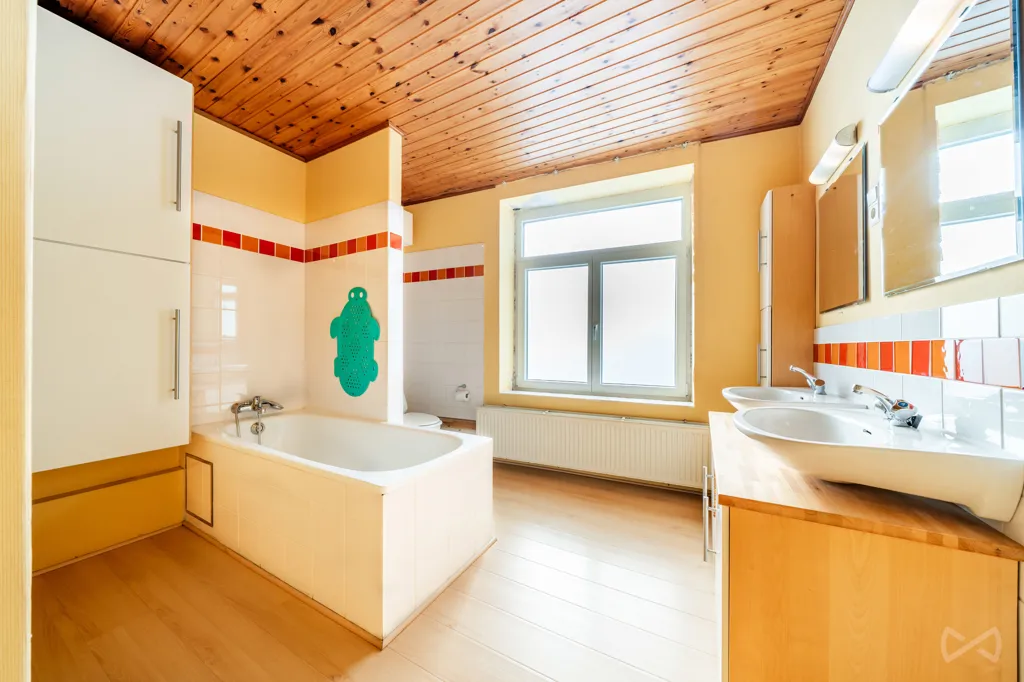Salles de bain - Maison Charmante avec Jardin à Morialmé