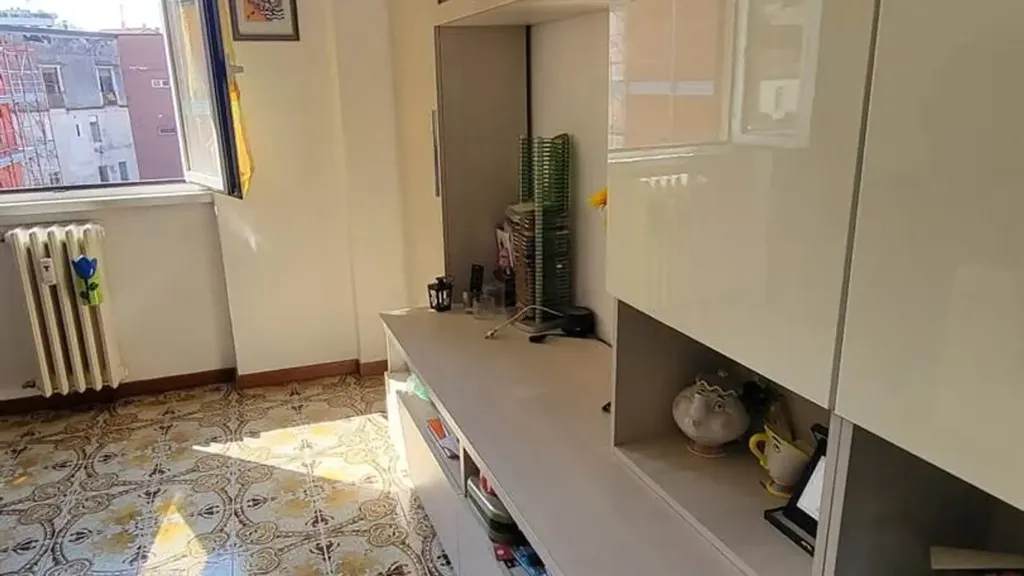 Bureau - 3-Bedroom Apartment with Balcony in Milan