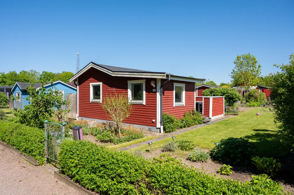 Aed - Charming Holiday Home with Garden in Sweden