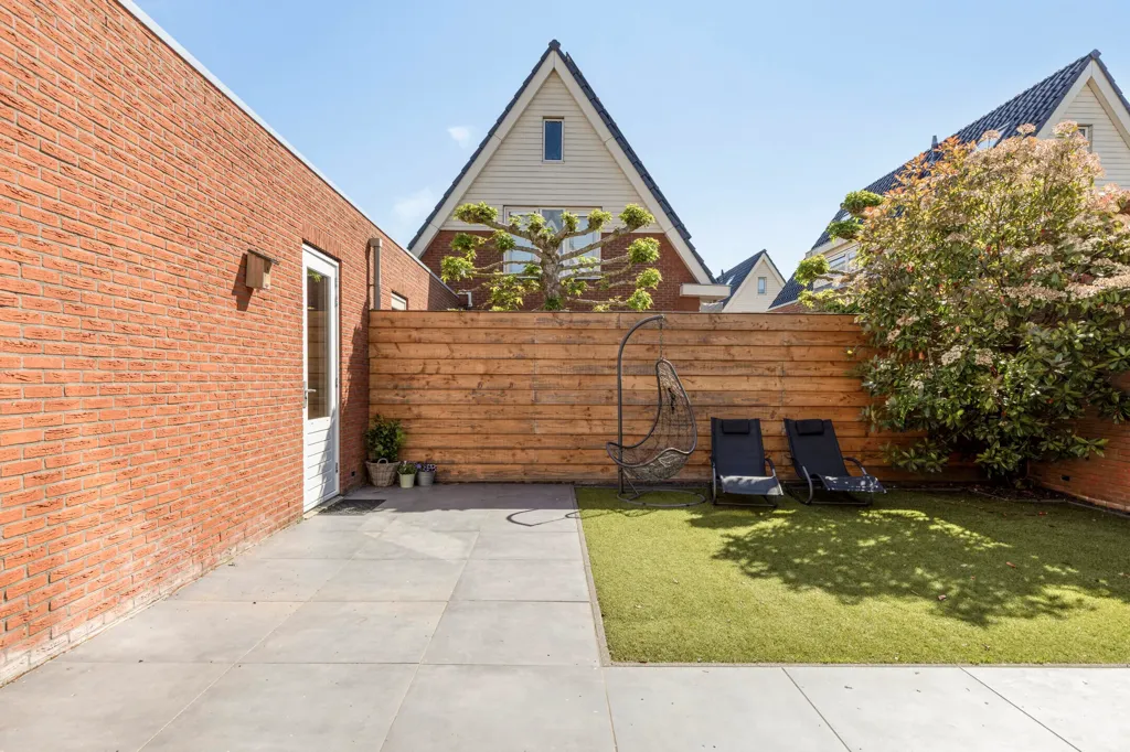 Aed - Spacious Villa with Solar Panels in Woubrugge