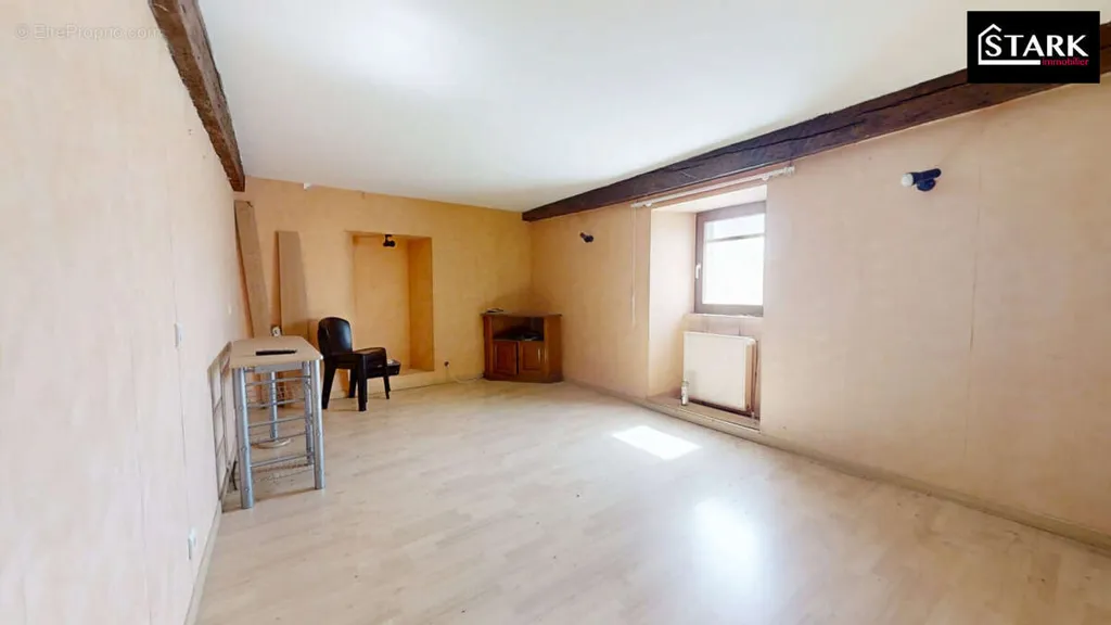 6-Unit House with Private Parking in Lomont