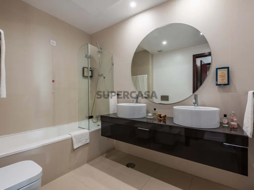 Salles de bain - Two-Bedroom Apartment with Pool in Lagos