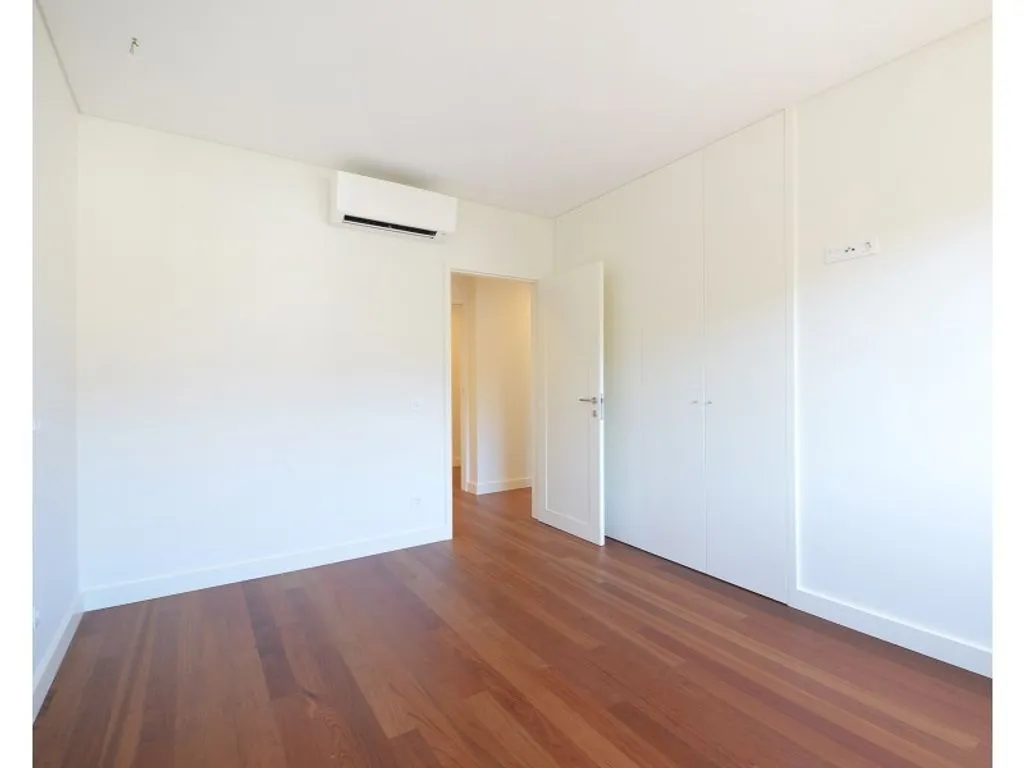 Pièces - Luxury 4-Bed Apartment with Terrace in Matosinhos