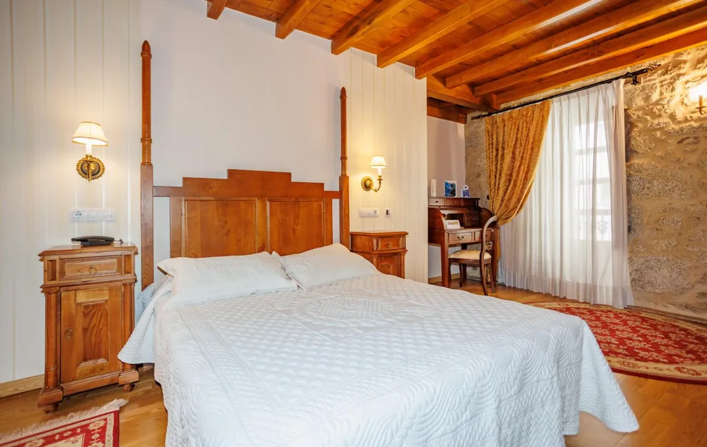 Bedrooms - Traditional Hotel with River View in Valadouro