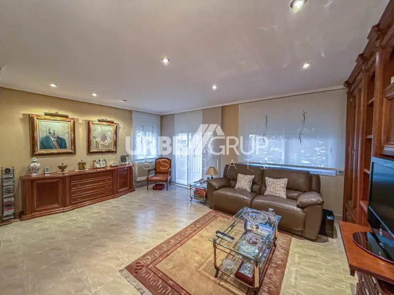 Elutuba - Detached Corner House with Multiple Terraces in Martorell