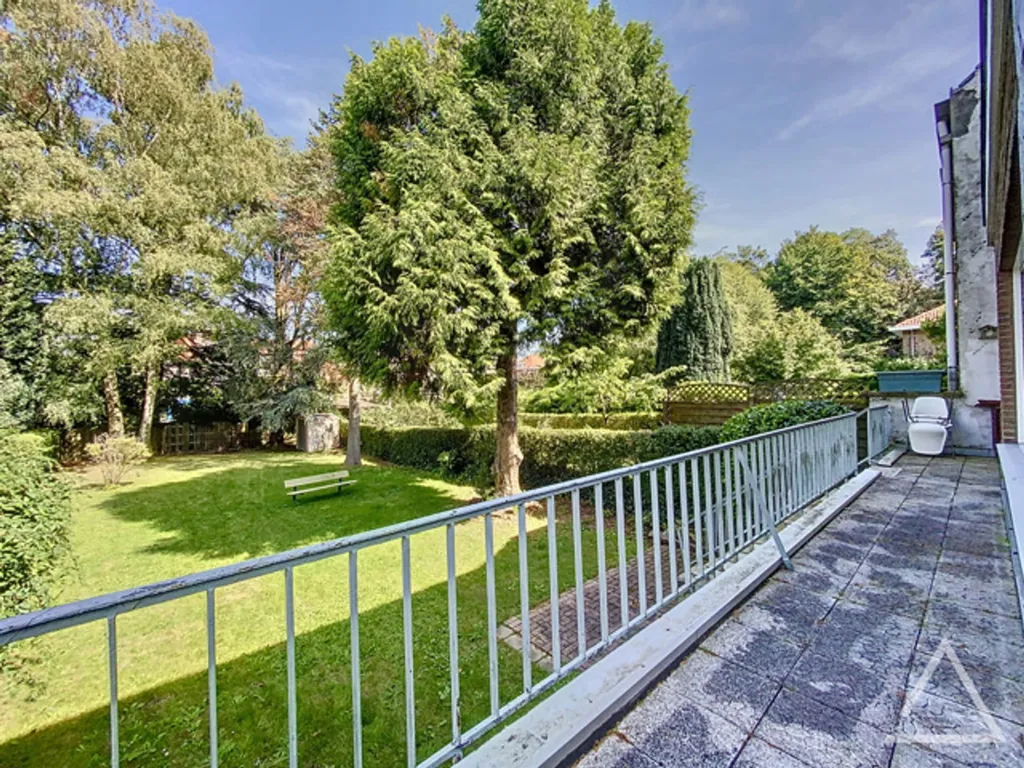 Jardin - Maison avec Jardin et Garage dans un Cul-de-Sac Vert