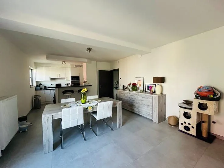 Söögituba - Flat with Gas Heating, Near Nivelles Centre
