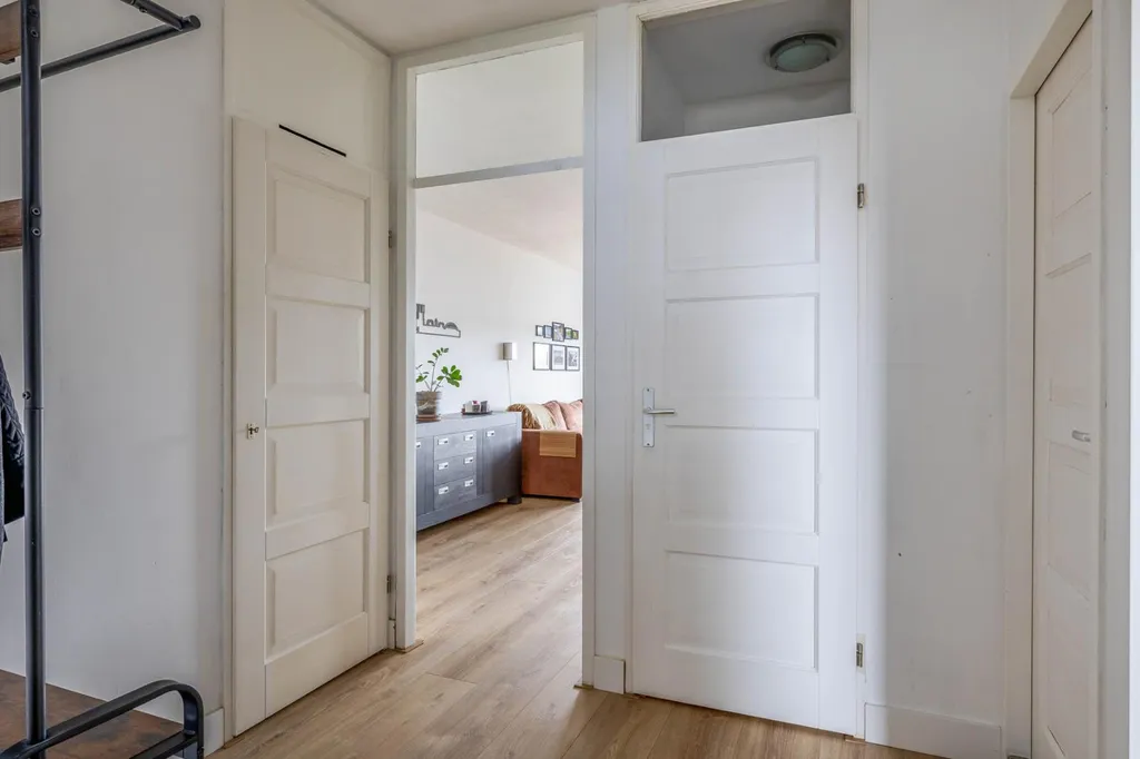 Esik - 3-Bedroom Gallery Flat with Balcony in Rotterdam South