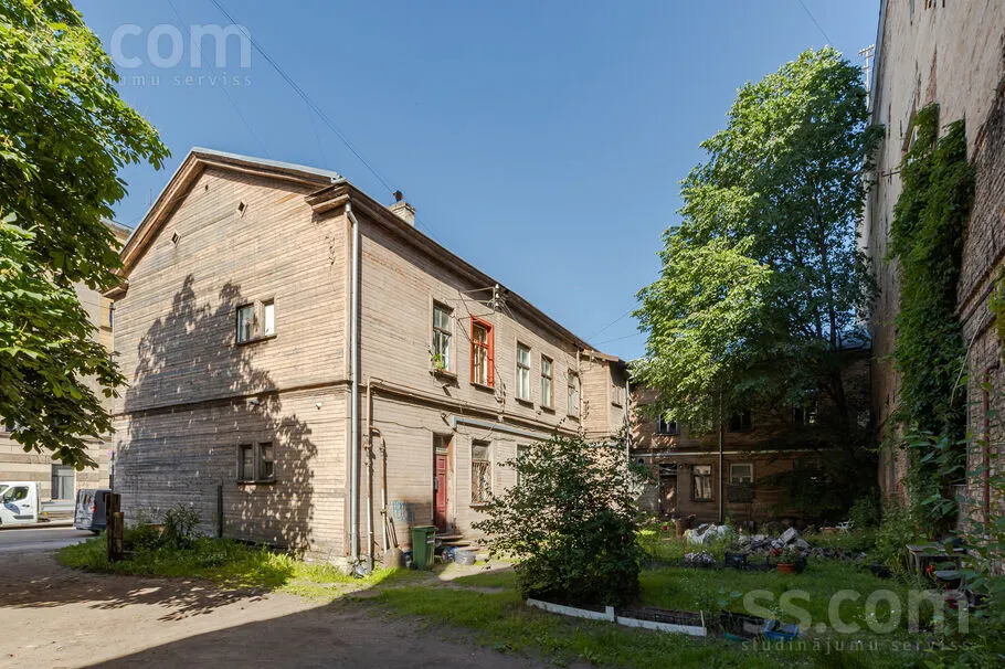 Giardino - Historic Multi-Apartment House in Riga Centre