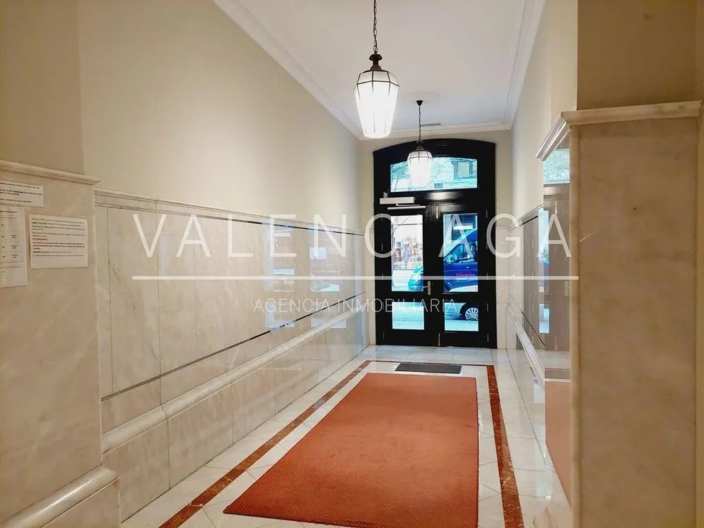 Entrée - Modern Apartment with Terrace in City Centre